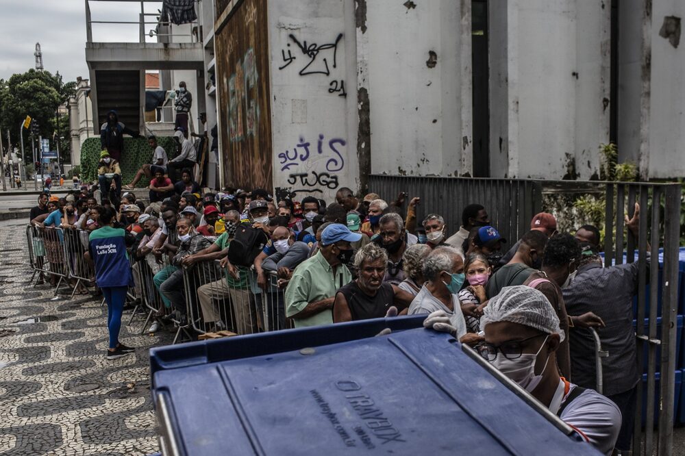Personas hacen fila para recibir alimentos frente a la Biblioteca Parque Estadual en el centro de Río de Janeiro, Brasil, el jueves 29 de abril de 2021. Personas hacen fila para recibir alimentos frente a la Biblioteca Parque Estadual en el centro de Río de Janeiro, Brasil, el jueves 29 de abril de 2021.