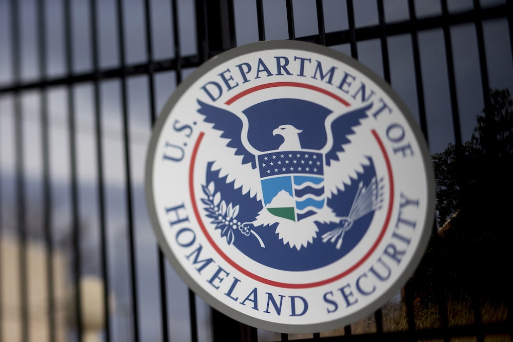 El escudo del Departamento de Seguridad Nacional (DHS) de EE.UU. en la sede de la agencia en Washington. El escudo del Departamento de Seguridad Nacional (DHS) de EE.UU. en la sede de la agencia en Washington.