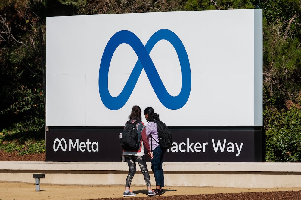 Visitantes se toman fotografías frente a la señalización en la sede de Meta Platforms en Menlo Park, California, EE.UU. Visitantes se toman fotografías frente a la señalización en la sede de Meta Platforms en Menlo Park, California, EE.UU.
