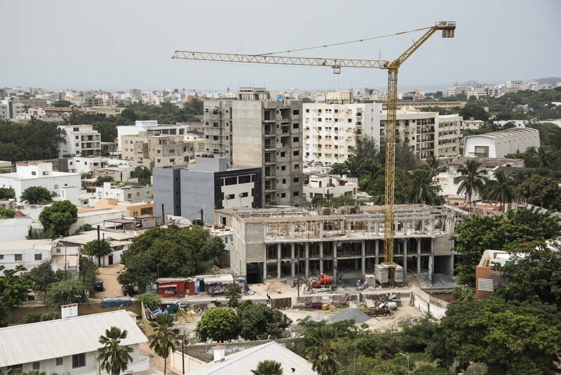 Grúa en un edificio en construcción en Dakar Grúa en un edificio en construcción en Dakar