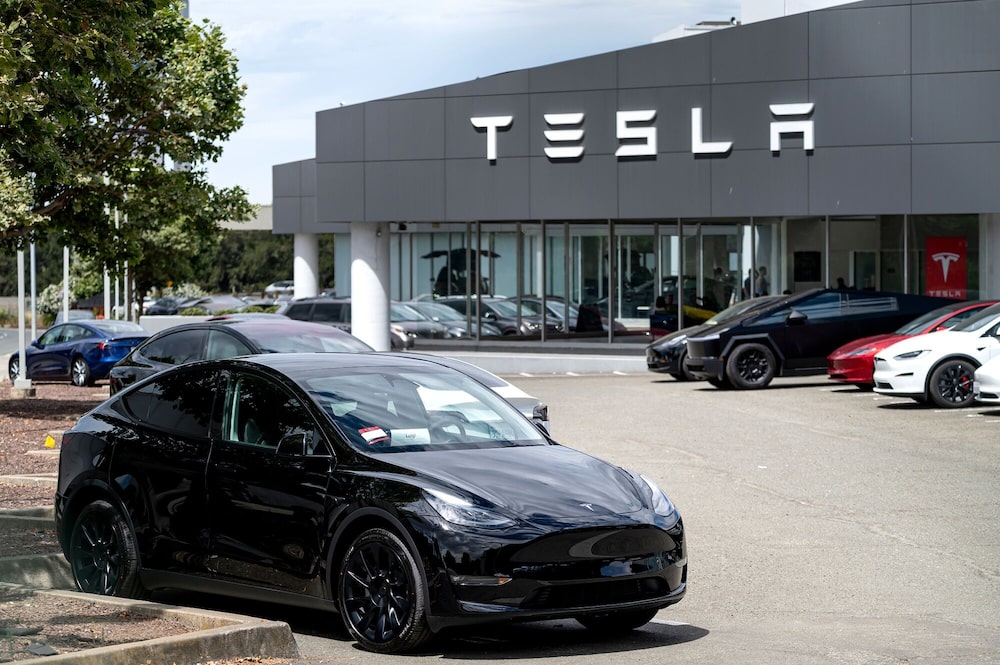 Una tienda de Tesla en Vallejo, California. Una tienda de Tesla en Vallejo, California.