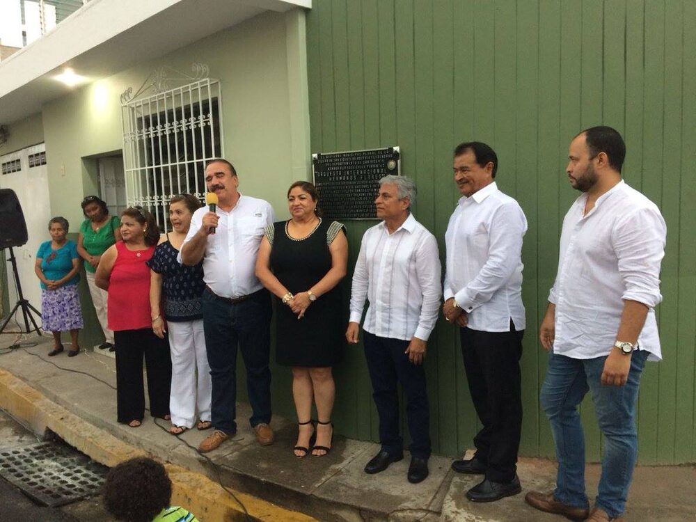 La Alcaldía Municipal de San Vicente nombró calle Hermanos Flores, como un homenaje por celebrar los 50 años de vida artística de la cantante Nory Flores, el 16 de junio de 2018. La Alcaldía Municipal de San Vicente nombró calle Hermanos Flores, como un homenaje por celebrar los 50 años de vida artística de la cantante Nory Flores, el 16 de junio de 2018.