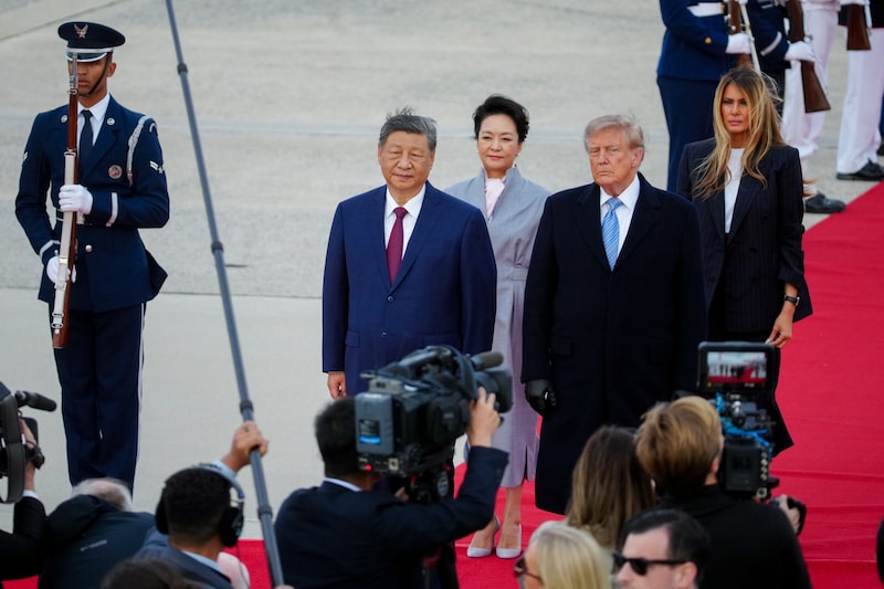 Xi Jinping, presidente de China, Peng Liyuan, primera dama de China, el presidente de EE.UU.,, Donald Trump, y la primera dama Melania Trump. Fotógrafo: Al Drago/Bloomberg. Xi Jinping, presidente de China, Peng Liyuan, primera dama de China, el presidente de EE.UU.,, Donald Trump, y la primera dama Melania Trump. Fotógrafo: Al Drago/Bloomberg.