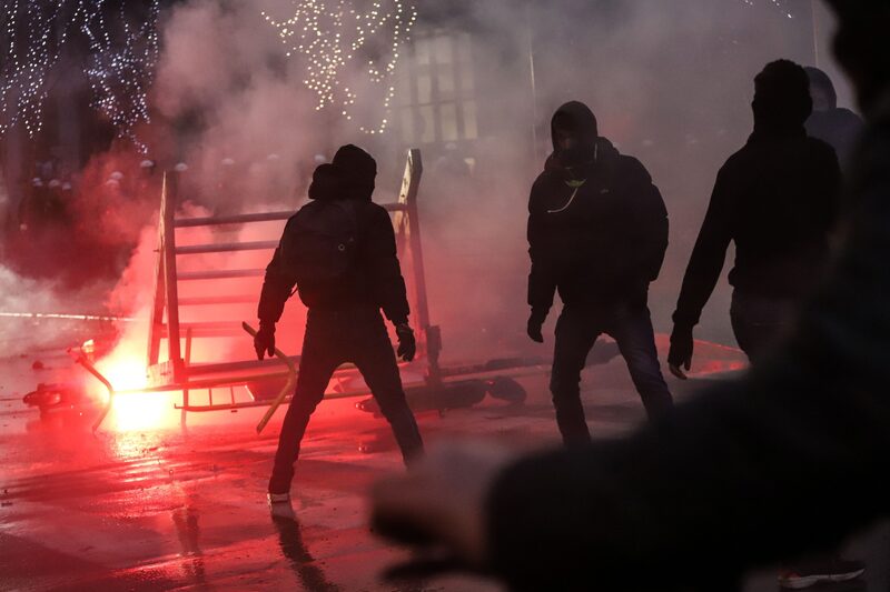 Manifestantes se enfrentan a la policía durante una protesta contra las restricciones de Covid-19 en Bruselas, Bélgica, el domingo 19 de diciembre de 2021. Manifestantes se enfrentan a la policía durante una protesta contra las restricciones de Covid-19 en Bruselas, Bélgica, el domingo 19 de diciembre de 2021.