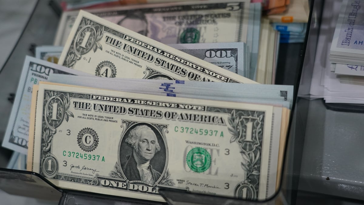 ¿El dólar se pondrá más barato en el mundo, pero más caro en Colombia?