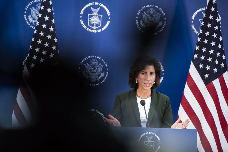 Gina Raimondo, secretaria de Comercio de EE.UU., habla durante una rueda de prensa en un hangar de aviones de Boeing Co. en Shanghái, China, el miércoles 30 de agosto de 2023. Fotógrafo: Qilai Shen/Bloomberg Gina Raimondo, secretaria de Comercio de EE.UU., habla durante una rueda de prensa en un hangar de aviones de Boeing Co. en Shanghái, China, el miércoles 30 de agosto de 2023. Fotógrafo: Qilai Shen/Bloomberg