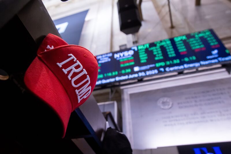 Una gorra de Trump en el suelo de la Bolsa de Valores de Nueva York. Fotógrafo: Michael Nagle/Bloomberg. Una gorra de Trump en el suelo de la Bolsa de Valores de Nueva York. Fotógrafo: Michael Nagle/Bloomberg.