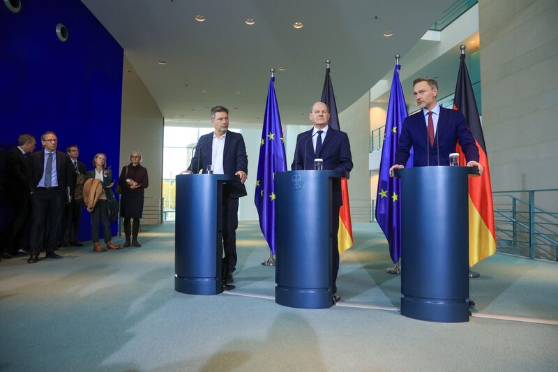 Robert Habeck, izquierda, Olaf Scholz, centro, y Christian Lindner. Robert Habeck, izquierda, Olaf Scholz, centro, y Christian Lindner.