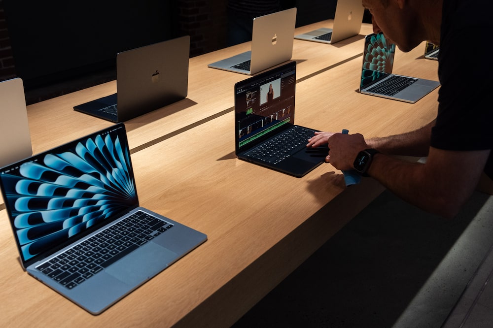 Um MacBook Air de 13 polegadas com chip M5 em evento da Apple em Nova York, em março de 2026. A linha de notebooks passará pela maior reformulação em cinco anos, com tela sensível ao toque e tecnologia OLED. Um MacBook Air de 13 polegadas com chip M5 em evento da Apple em Nova York, em março de 2026. A linha de notebooks passará pela maior reformulação em cinco anos, com tela sensível ao toque e tecnologia OLED.