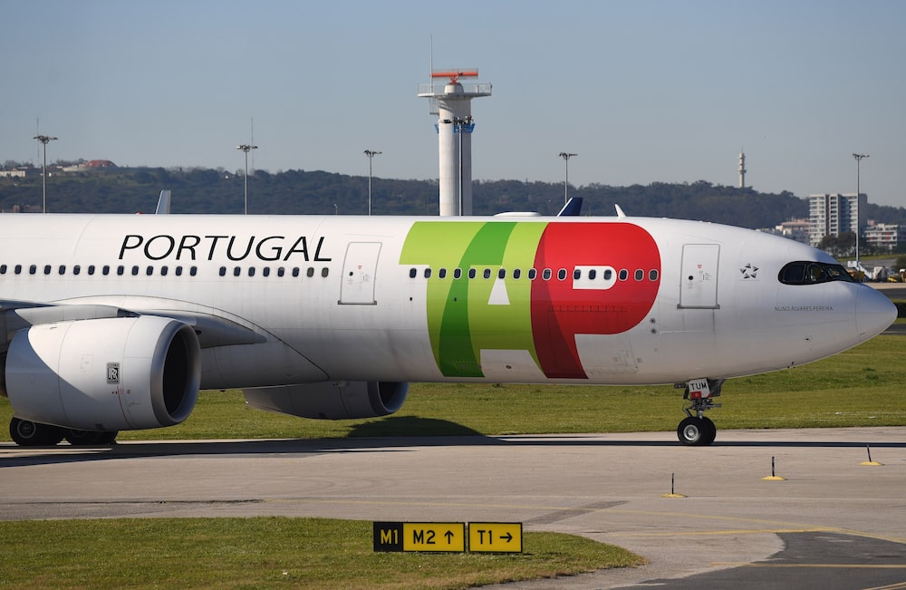 Un avión de pasajeros de TAP Air Portugal se dirige a la pista del aeropuerto de Lisboa, operado por Vinci Airports, en Lisboa, Portugal. Un avión de pasajeros de TAP Air Portugal se dirige a la pista del aeropuerto de Lisboa, operado por Vinci Airports, en Lisboa, Portugal.