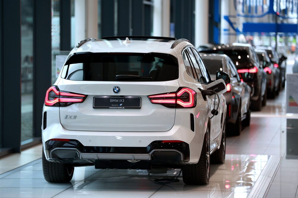 Veinticinco de los 2.857 coches a bordo eran vehículos eléctricos, según un portavoz de los guardacostas holandeses. Veinticinco de los 2.857 coches a bordo eran vehículos eléctricos, según un portavoz de los guardacostas holandeses.