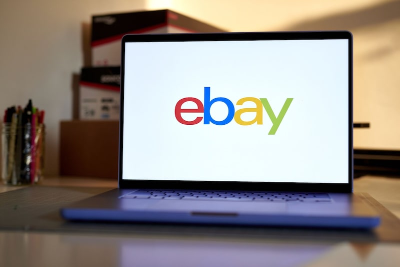 El logotipo de eBay en un ordenador portátil. El logotipo de eBay en un ordenador portátil.
