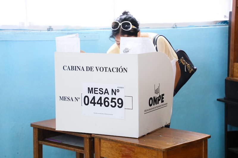 Sufragio en el colegio 7098 Rodrigo Lara Bonilla, ubicado en Lurín, Perú, el 12 de abril de 2026. Sufragio en el colegio 7098 Rodrigo Lara Bonilla, ubicado en Lurín, Perú, el 12 de abril de 2026.