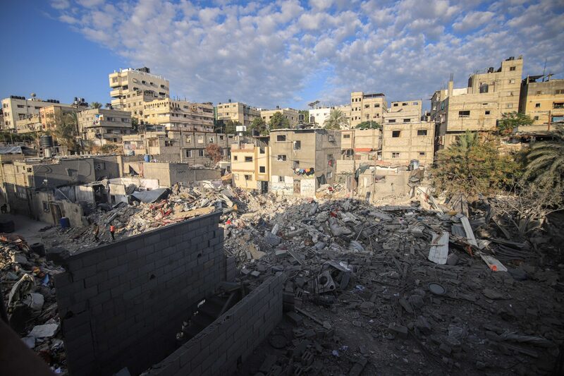 Escombros de edificios destruidos en una zona residencial atacada por misiles israelíes en el centro de Khan Younis, sur de Gaza, el lunes 30 de octubre de 2023. Fotógrafo: Ahmad Salem/Bloomberg Escombros de edificios destruidos en una zona residencial atacada por misiles israelíes en el centro de Khan Younis, sur de Gaza, el lunes 30 de octubre de 2023. Fotógrafo: Ahmad Salem/Bloomberg
