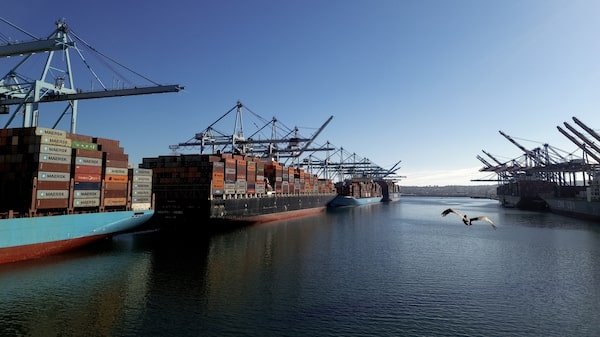 Déficit comercial de EE.UU. cae en abril por impulso de exportaciones y petróleo Déficit comercial de EE.UU. cae en abril por impulso de exportaciones y petróleo