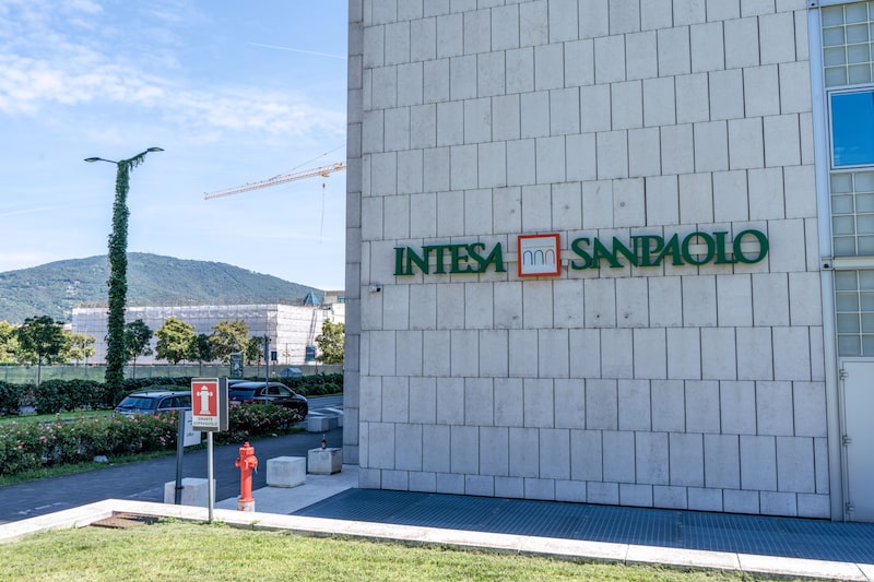 A Intesa Sanpaolo anunciou ao mercado um plano com mudanças em seu quadro pessoal até 2028 como parte do impacto da IA A Intesa Sanpaolo anunciou ao mercado um plano com mudanças em seu quadro pessoal até 2028 como parte do impacto da IA