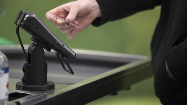 Visa e Mastercard fazem acordo com o varejo para limitar taxas de cartões nos EUA Visa e Mastercard fazem acordo com o varejo para limitar taxas de cartões nos EUA