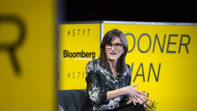 Estratégia de Cathie Wood atrai mais céticos com redução de rendimentos Estratégia de Cathie Wood atrai mais céticos com redução de rendimentos