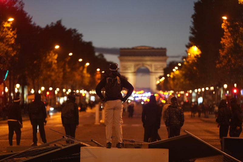 Manifestantes cerca del Arco del Triunfo durante una protesta en París, el 17 de octubre. Fotógrafo: Nathan Laine/Bloomberg Manifestantes cerca del Arco del Triunfo durante una protesta en París, el 17 de octubre. Fotógrafo: Nathan Laine/Bloomberg