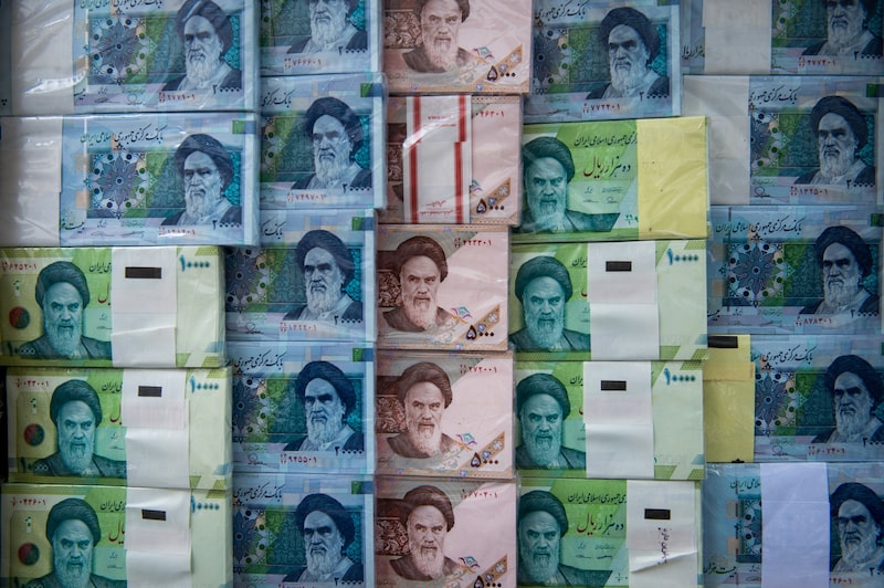 Billetes de rial iraní expuestos en una casa de cambio en Teherán. Fotógrafo: Ali Mohammadi/Bloomberg. Billetes de rial iraní expuestos en una casa de cambio en Teherán. Fotógrafo: Ali Mohammadi/Bloomberg.