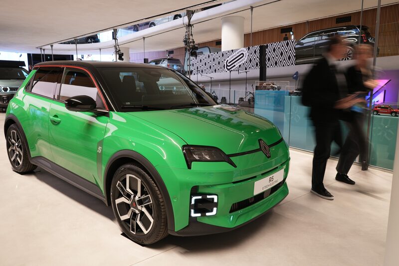 Un vehículo eléctrico Renault R5 en la sala de exposición insignia de la empresa en París. Fotógrafo: Nathan Laine/Bloomberg. Un vehículo eléctrico Renault R5 en la sala de exposición insignia de la empresa en París. Fotógrafo: Nathan Laine/Bloomberg.