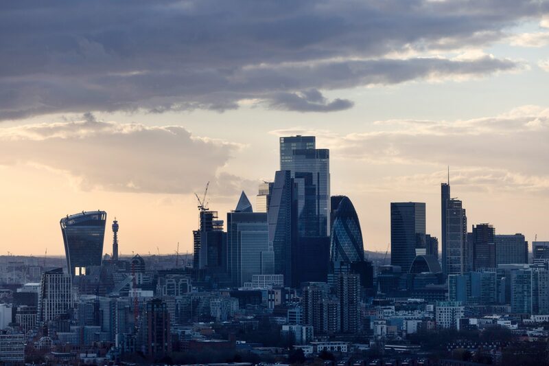 Firma de cazatalentos usaba identidades falsas para engañar a operadores de Wall Street Firma de cazatalentos usaba identidades falsas para engañar a operadores de Wall Street