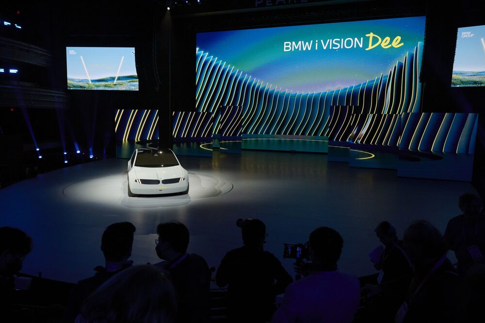 Apresentação do BMW I Vision Dee durante o evento CES 2023 em Las Vegas, em 4 de janeiro Apresentação do BMW I Vision Dee durante o evento CES 2023 em Las Vegas, em 4 de janeiro