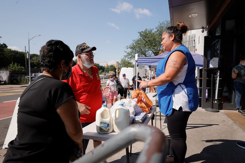 La gente hace cola para recibir comida en un banco de alimentos en Nueva York el 30 de julio. Fotógrafo: Michael Loccisano/Getty Images La gente hace cola para recibir comida en un banco de alimentos en Nueva York el 30 de julio. Fotógrafo: Michael Loccisano/Getty Images