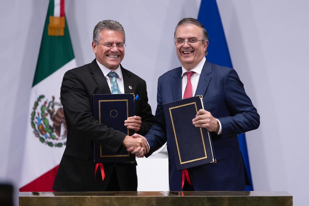 El comisario europeo de Comercio, Maroš Šefčovič, a la izquierda, y el secretario de Economía, Marcelo Ebrard, a la derecha, firmaron el Acuerdo Comercial Interino (ACI), que entrará en vigor de manera inmediata. El comisario europeo de Comercio, Maroš Šefčovič, a la izquierda, y el secretario de Economía, Marcelo Ebrard, a la derecha, firmaron el Acuerdo Comercial Interino (ACI), que entrará en vigor de manera inmediata.