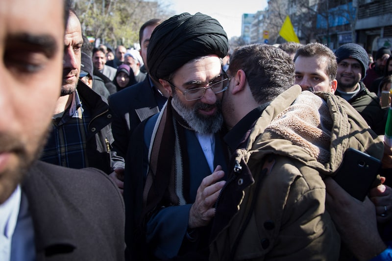 Mojtaba Khamenei (C), hijo del líder supremo iraní, el ayatolá Alí Jamenei, participa en una manifestación anual en la calle Enghelab, en la que se celebra el 41.º aniversario de la Revolución Islámica en Teherán, Irán, el 11 de febrero de 2020. Mojtaba Khamenei (C), hijo del líder supremo iraní, el ayatolá Alí Jamenei, participa en una manifestación anual en la calle Enghelab, en la que se celebra el 41.º aniversario de la Revolución Islámica en Teherán, Irán, el 11 de febrero de 2020.