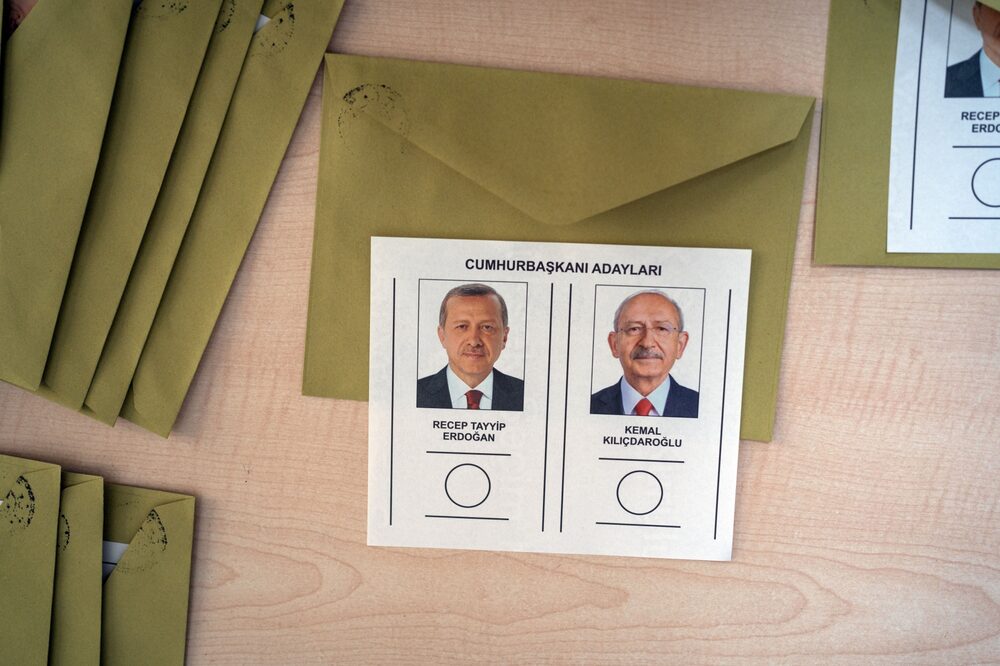 Los candidatos a las elecciones presidenciales de Turquía, Recep Tayyip Erdoga, presidente de Turquía y candidato presidencial por el Partido de la Justicia y el Desarrollo (AKP), izquierda, y Kemal Kilicdaroglu, candidato presidencial y líder del Partido Republicano del Pueblo (CHP), en las papeletas en un colegio electoral en Ankara, Turquía, el domingo 28 de mayo de 2023. Erdogan aspira a lograr una victoria electoral que le permita prolongar su gobierno hasta una tercera década. Fotógrafo: Moe Zoyari/Bloomberg Los candidatos a las elecciones presidenciales de Turquía, Recep Tayyip Erdoga, presidente de Turquía y candidato presidencial por el Partido de la Justicia y el Desarrollo (AKP), izquierda, y Kemal Kilicdaroglu, candidato presidencial y líder del Partido Republicano del Pueblo (CHP), en las papeletas en un colegio electoral en Ankara, Turquía, el domingo 28 de mayo de 2023. Erdogan aspira a lograr una victoria electoral que le permita prolongar su gobierno hasta una tercera década. Fotógrafo: Moe Zoyari/Bloomberg