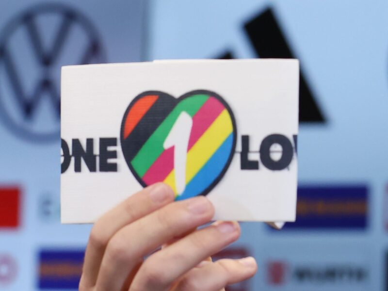 Jonas Hofmann, de Alemania, presentó el pasado 21 de septiembre la banda de capitán que usarían en Qatar 2022. Jonas Hofmann, de Alemania, presentó el pasado 21 de septiembre la banda de capitán que usarían en Qatar 2022.