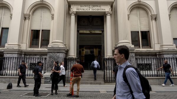 Argentina impide a los bancos acumular dólares antes de la devaluación Argentina impide a los bancos acumular dólares antes de la devaluación