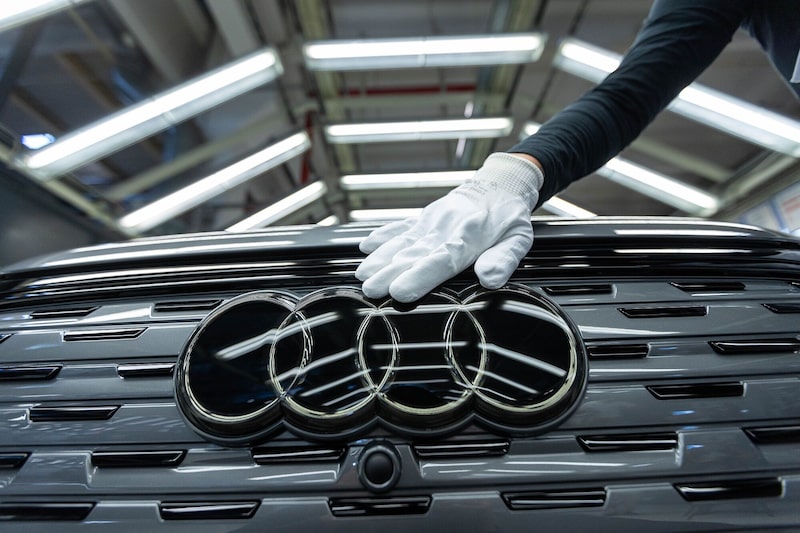 Un AUDI en el túnel de luz. Comprobación del montaje de los vehículos eléctricos del Grupo VW en la planta de Volkswagen en Alemania. Un AUDI en el túnel de luz. Comprobación del montaje de los vehículos eléctricos del Grupo VW en la planta de Volkswagen en Alemania.