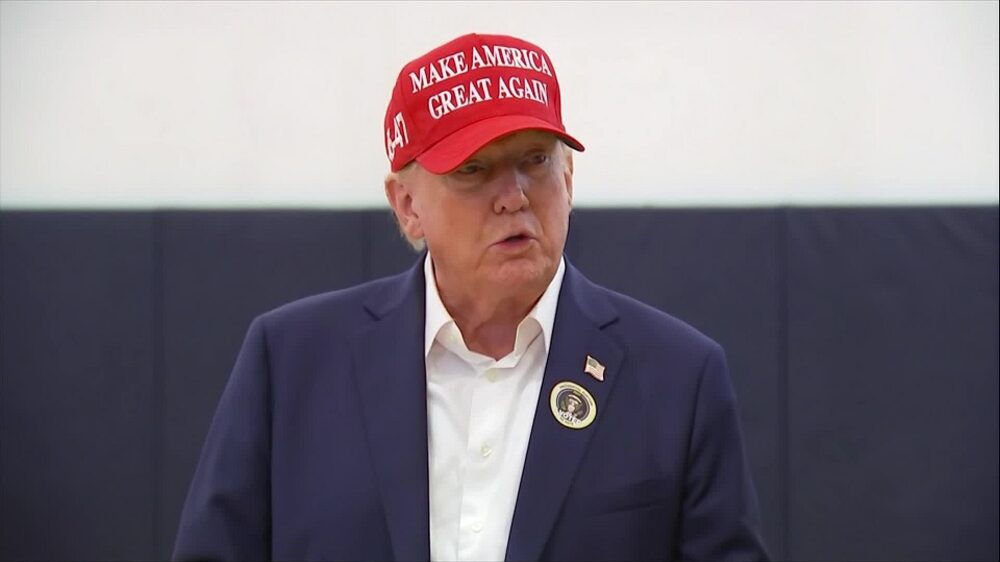 El expresidente Donald Trump dijo que ha oído que podrían pasar días hasta que se cuenten todos los votos en Pensilvania, lo que califica de "absoluto ultraje". Trump habló con los periodistas tras depositar su voto en un centro recreativo de Palm Beach, Florida, a última hora de la mañana del martes. El expresidente Donald Trump dijo que ha oído que podrían pasar días hasta que se cuenten todos los votos en Pensilvania, lo que califica de "absoluto ultraje". Trump habló con los periodistas tras depositar su voto en un centro recreativo de Palm Beach, Florida, a última hora de la mañana del martes.