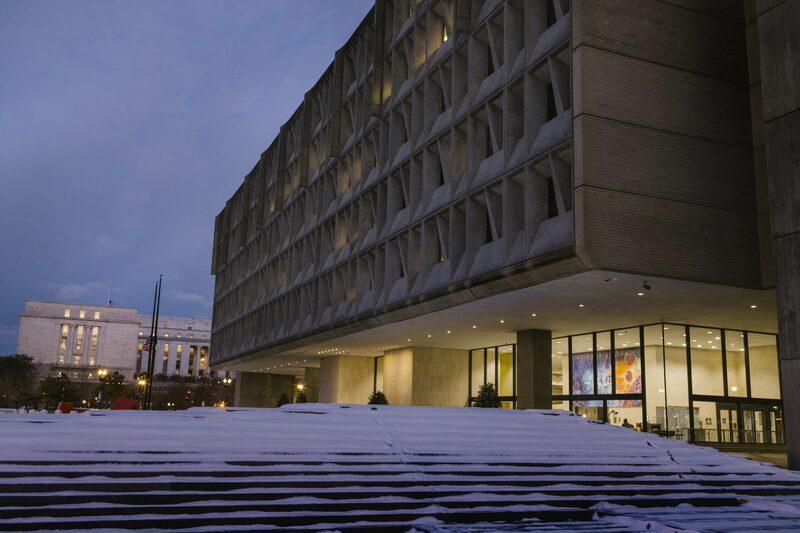 Un portavoz del Departamento de Salud y Servicios Humanos indicó que los anuncios que son "críticos" pueden estar exentos de la suspensión, caso por caso. Un portavoz del Departamento de Salud y Servicios Humanos indicó que los anuncios que son "críticos" pueden estar exentos de la suspensión, caso por caso.