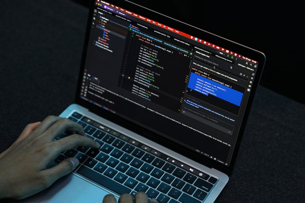En una imagen referencial, un usuario depura códigos con inteligencia artificial. En una imagen referencial, un usuario depura códigos con inteligencia artificial.