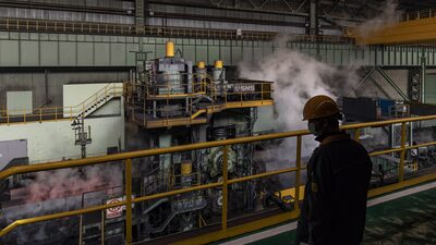 Siderúrgicas chinesas mostram sinais de recuperação com matéria-prima mais barata Siderúrgicas chinesas mostram sinais de recuperação com matéria-prima mais barata