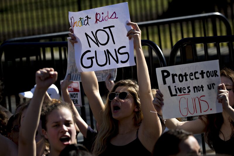 Un manifestante sostiene un cartel en el que se lee "Proteger a los niños, no a las armas" mientras protesta contra la violencia armada frente a la Casa Blanca en Washington, D.C., Estados Unidos, el miércoles 21 de febrero de 2018. Un manifestante sostiene un cartel en el que se lee "Proteger a los niños, no a las armas" mientras protesta contra la violencia armada frente a la Casa Blanca en Washington, D.C., Estados Unidos, el miércoles 21 de febrero de 2018.
