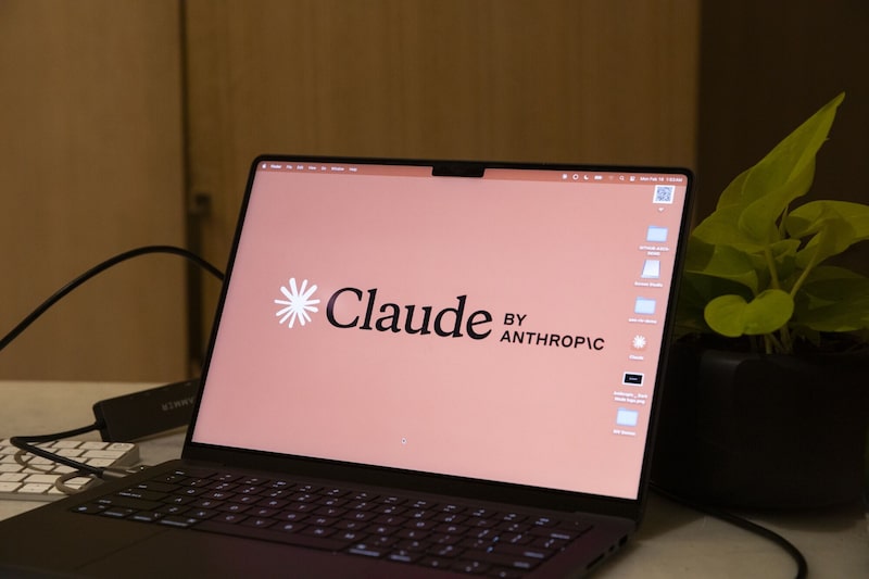 Logo de Claude en en una computadora personal. Logo de Claude en en una computadora personal.