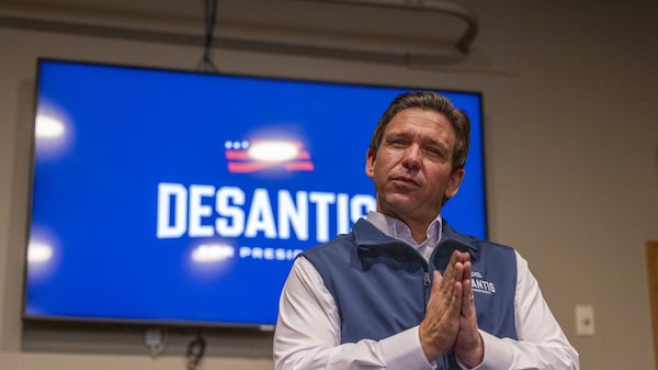 DeSantis arremete contra Biden en la cena de aspirantes a 2024 en Iowa DeSantis arremete contra Biden en la cena de aspirantes a 2024 en Iowa