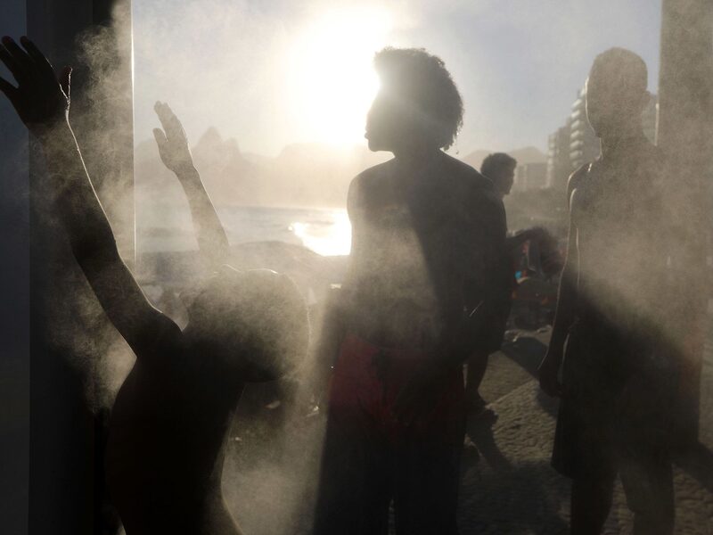 Personas se refrescan en Brasil. Personas se refrescan en Brasil.