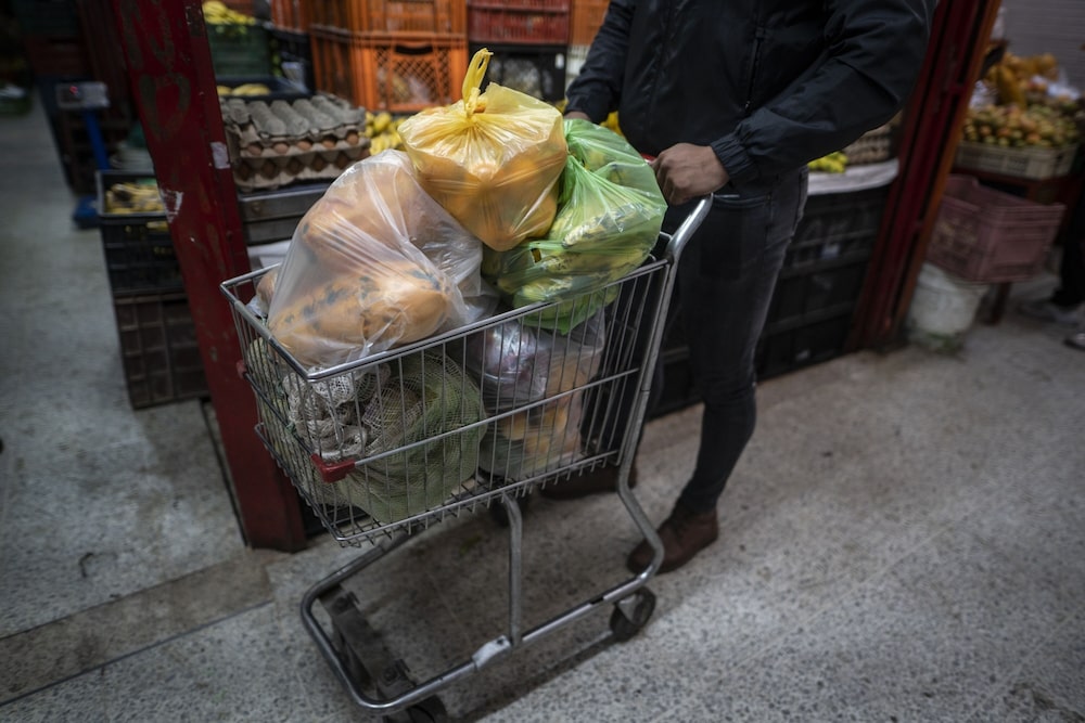 En medio de una inflación histórica, cae el consumo en Argentina. En medio de una inflación histórica, cae el consumo en Argentina.