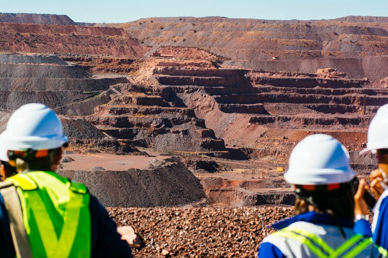 Os futuros em Singapura caíram até 3,5% nesta sexta-feira (5), para US$ 109,70 a tonelada Os futuros em Singapura caíram até 3,5% nesta sexta-feira (5), para US$ 109,70 a tonelada