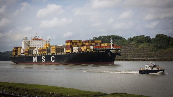 Navieras pagan millones de dólares por cruzar más rápido el canal de Panamá Navieras pagan millones de dólares por cruzar más rápido el canal de Panamá