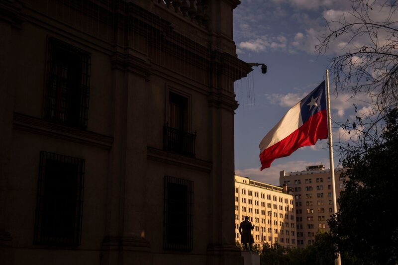 La bandera chilena junto al Palacio de La Moneda en Santiago, Chile, el domingo 5 de enero de 2025.  La bandera chilena junto al Palacio de La Moneda en Santiago, Chile, el domingo 5 de enero de 2025.