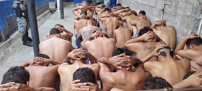 Arrestos en El Salvador por Régimen de Excepción tras escalada de homicidios. Foto: Policía Nacional Civil | @PNCSV Arrestos en El Salvador por Régimen de Excepción tras escalada de homicidios. Foto: Policía Nacional Civil | @PNCSV