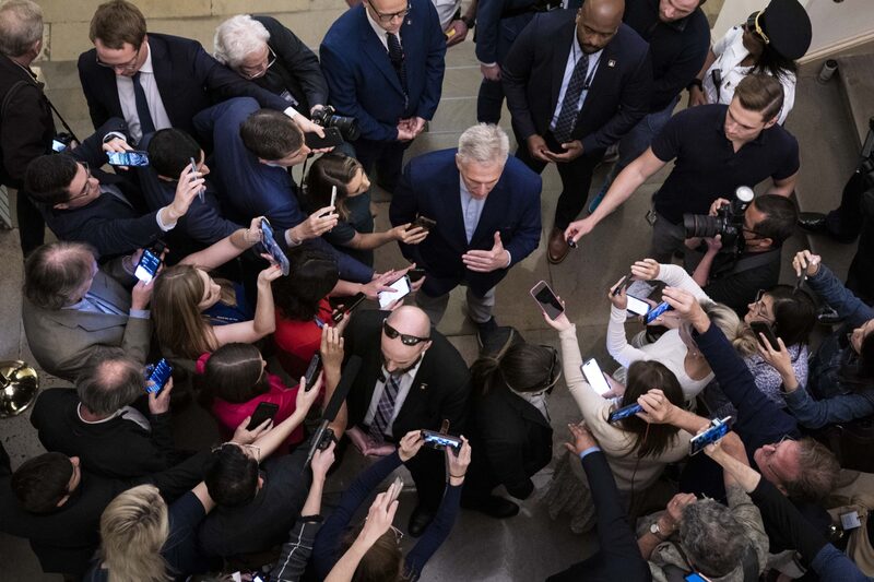 Kevin McCarthy, republicano de California, habla a los medios de comunicación en el Capitolio. Kevin McCarthy, republicano de California, habla a los medios de comunicación en el Capitolio.
