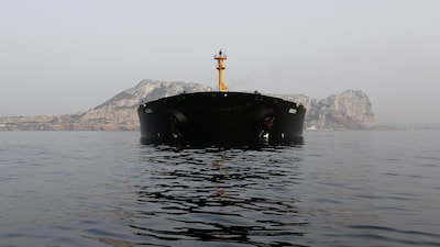 Tres superpetroleros navegan por el estrecho de Ormuz Tres superpetroleros navegan por el estrecho de Ormuz