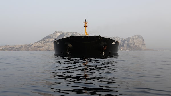 Tres superpetroleros navegan por el estrecho de Ormuz Tres superpetroleros navegan por el estrecho de Ormuz